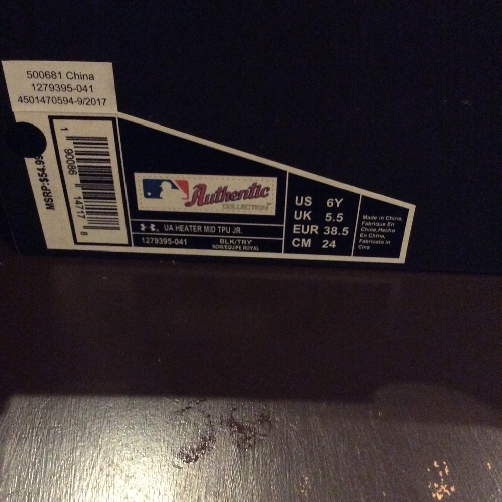 Boys/Men Under Armour HEATER MID TPU JR. size 6Y.